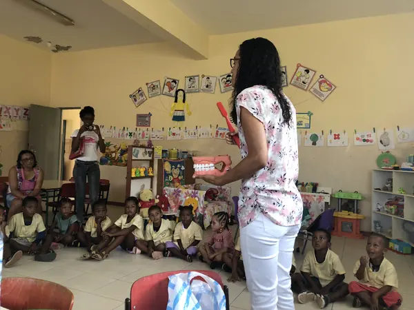 Mitarbeiterin mit einer Kindergartengruppe