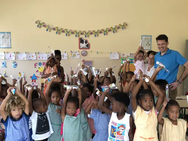Kindergartenkinder bei einem Besuch des Praxisteams
