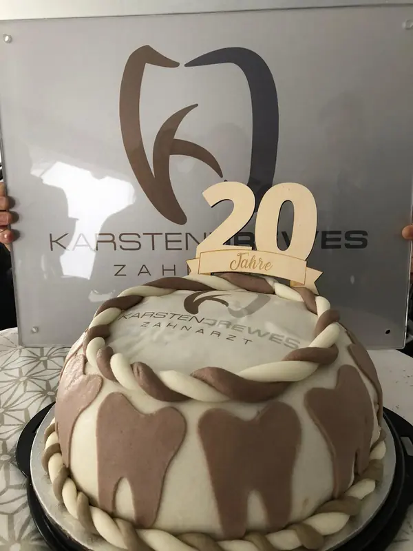 Torte mit der Zahl 20 und dem Praxislogo
